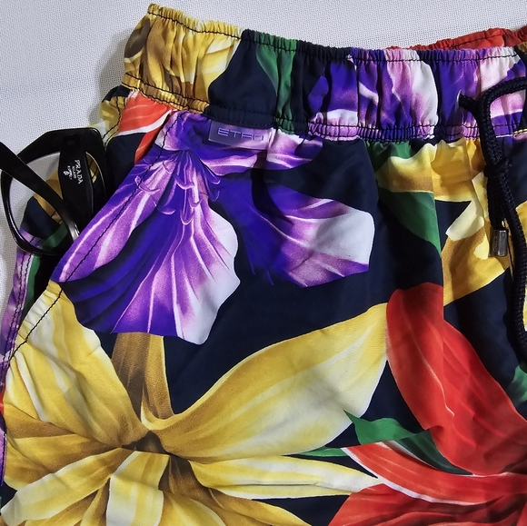 Etro Men's Swim Trunk. Floral print with vibrant colors. Size L. - Picture 3 of 5